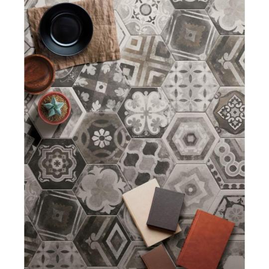 cir cementlap mix kopott hatszogletu hexa csempe fagyallo greslap esagona jarolap padlolap szurke padloburkolat vintage country lakberendezes mediterran nappali konyha furdo kopottas terasz.jpg